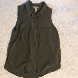 Green button up sleeveless shirt